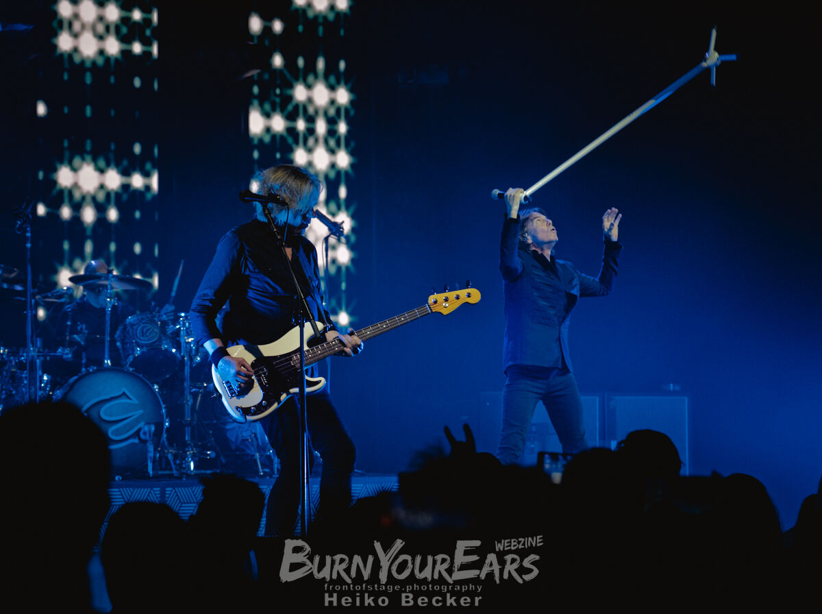 EUROPE in Berlin - Joey Tempest jongliert