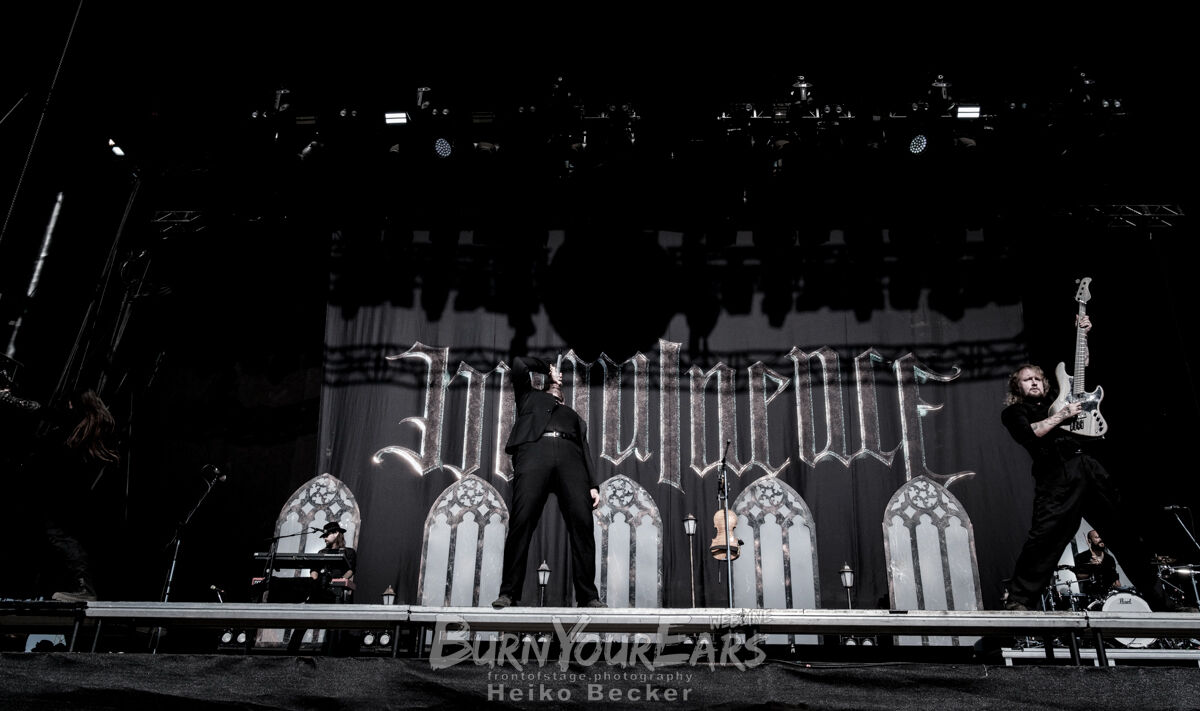 Metalcore trifft Kirchenfenster-Ästhetik: Imminence mit Geige live auf der Bühne.