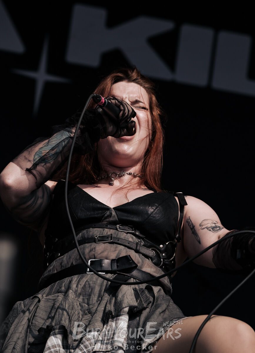 Luna Kills aus Finnland eröffnen den letzten Festivaltag mit vollem Einsatz.