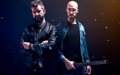 Timo Fritsch (l.) und Peter Brandsch (r.) fühlen sich im Powermetal zu Hause – neben der positiv-motivierenden Musik geht es auch um die für absurden Quatsch offene Gemeinschaft.