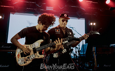 Tom Morello mit seinem Sohn Roman Morello live in Berlin