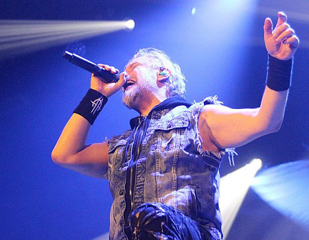 Früher sei er viel für seine Texte kritisiert worden, weil sie nicht „typisch Power Metal“ seien, sagt Tony Kakko (51), Sänger und Frontmann bei SONATA ARCTICA. Zum Glück hat er sich davon nie etwas angenommen. 