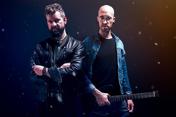 Timo Fritsch (l.) und Peter Brandsch (r.) fühlen sich im Powermetal zu Hause – neben der positiv-motivierenden Musik geht es auch um die für absurden Quatsch offene Gemeinschaft.