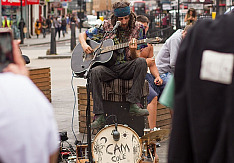 Ex-Metalhead Cam Cole bei einem Straßenkonzert