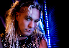 Bassist und visionärer Bandkopf von TAILGUNNER: Thomas Hewson, genannt Bones.