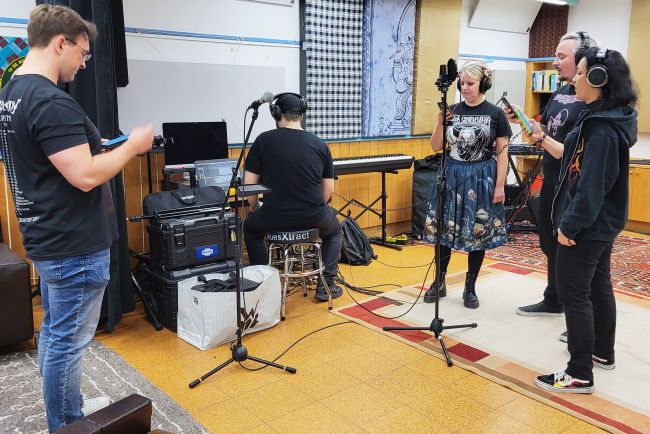 Bei den Aufnahmen des DRAGONY-Songs im Studio