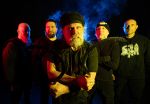 Stets mies am Tweaken: Chris Barnes mit SIX FEET UNDER