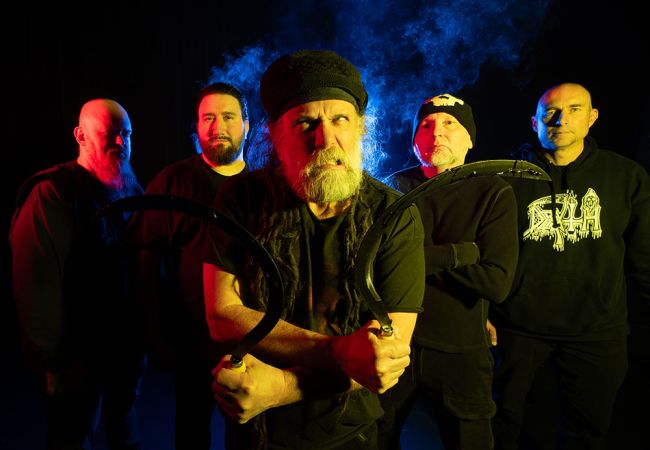 Stets mies am Tweaken: Chris Barnes mit SIX FEET UNDER