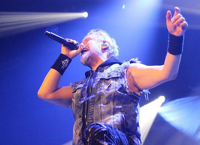 Früher sei er viel für seine Texte kritisiert worden, weil sie nicht „typisch Power Metal“ seien, sagt Tony Kakko (51), Sänger und Frontmann bei SONATA ARCTICA. Zum Glück hat er sich davon nie etwas angenommen.