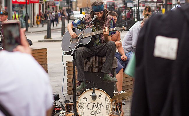 Ex-Metalhead Cam Cole bei einem Straßenkonzert