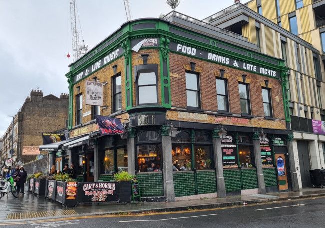 Eine der bekanntesten Musik-Kneipen der Welt: das Cart &amp; Horses in London.