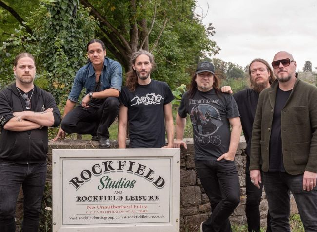 NIGHTHAWK 2025 (v.l.): Rasmus Ehrnborn (Bass), Robert Majd (Gitarre), John Lönnmyr (Keyboards), Magnus Ulfstedt (Schlagzeug), Sverker Widgren (Produzent), Björn Strid (Gesang)