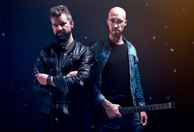 Timo Fritsch (l.) und Peter Brandsch (r.) fühlen sich im Powermetal zu Hause – neben der positiv-motivierenden Musik geht es auch um die für absurden Quatsch offene Gemeinschaft.