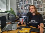 „Einfach mal über Metal quatschen…“: Podcaster Marcus Görner an seinem Arbeitsplatz