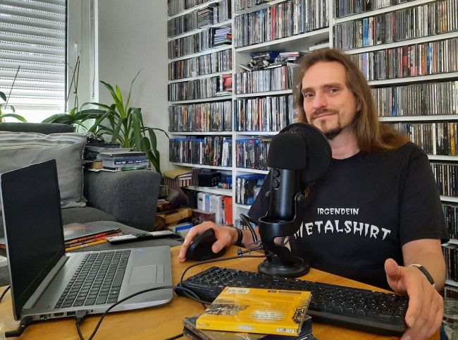 „Einfach mal über Metal quatschen…“: Podcaster Marcus Görner an seinem Arbeitsplatz