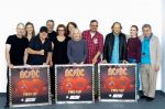 AC/DC und das Sony Music Team bei der Award-Übergabe am 09.06. in München. V.l.n.r.: Thorsten Sack (VP Catalog), Antonia Drumm (Audience Manager Radio), Brian Johnson (AC/DC), Hermann Maier (Senior Director Process Management), Juliane Lüthy (Senior Product Manager Columbia),  Alexandra Dörrie (PR Another Dimension), Angus Young (AC/DC), Philipp von Esebeck (CFO Continental Europe &amp; Africa) Stevie Young (AC/DC), Friederike von Ohde (Director Sales Process Management), Marcel Avram (CXO United Promoters AG)