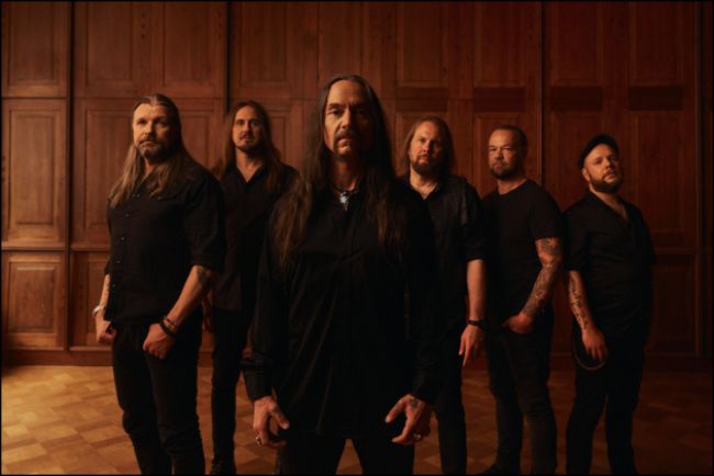 AMORPHIS (v.l.): Esa Holopainen (g.), Olli-Pekka „Oppu“ Laine (b.), Tomi Joutsen (v.), Santeri Kallio (k.), Tomi Koivusaari (g.), Jan Rechberger (dr./perc.)