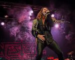 Back to the 80´s: NESTOR-Sänger Tobias Gustavsson beim Konzert in Memmingen 2024.