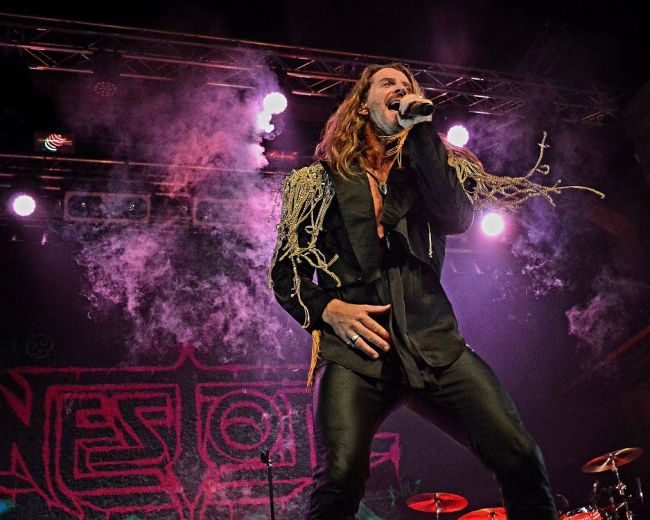 Back to the 80´s: NESTOR-Sänger Tobias Gustavsson beim Konzert in Memmingen 2024.