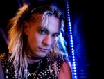 Bassist und visionärer Bandkopf von TAILGUNNER: Thomas Hewson, genannt Bones.